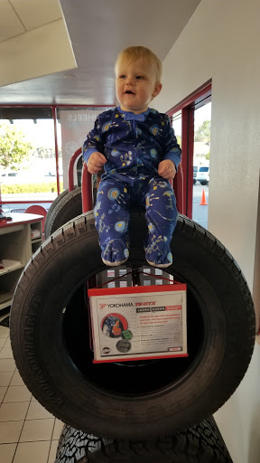 Tire Shop «Discount Tire Store - Encinitas, CA», reviews and photos, 107 N El Camino Real, Encinitas, CA 92024, USA