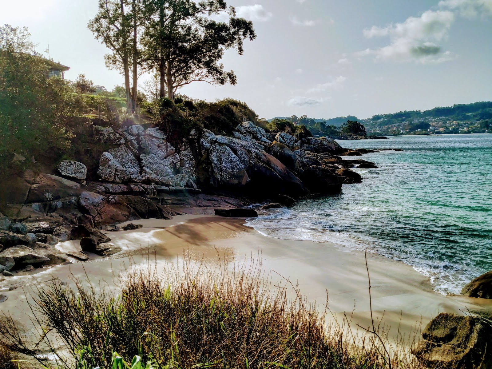 Praia Sartaxens的照片 带有碧绿色纯水表面