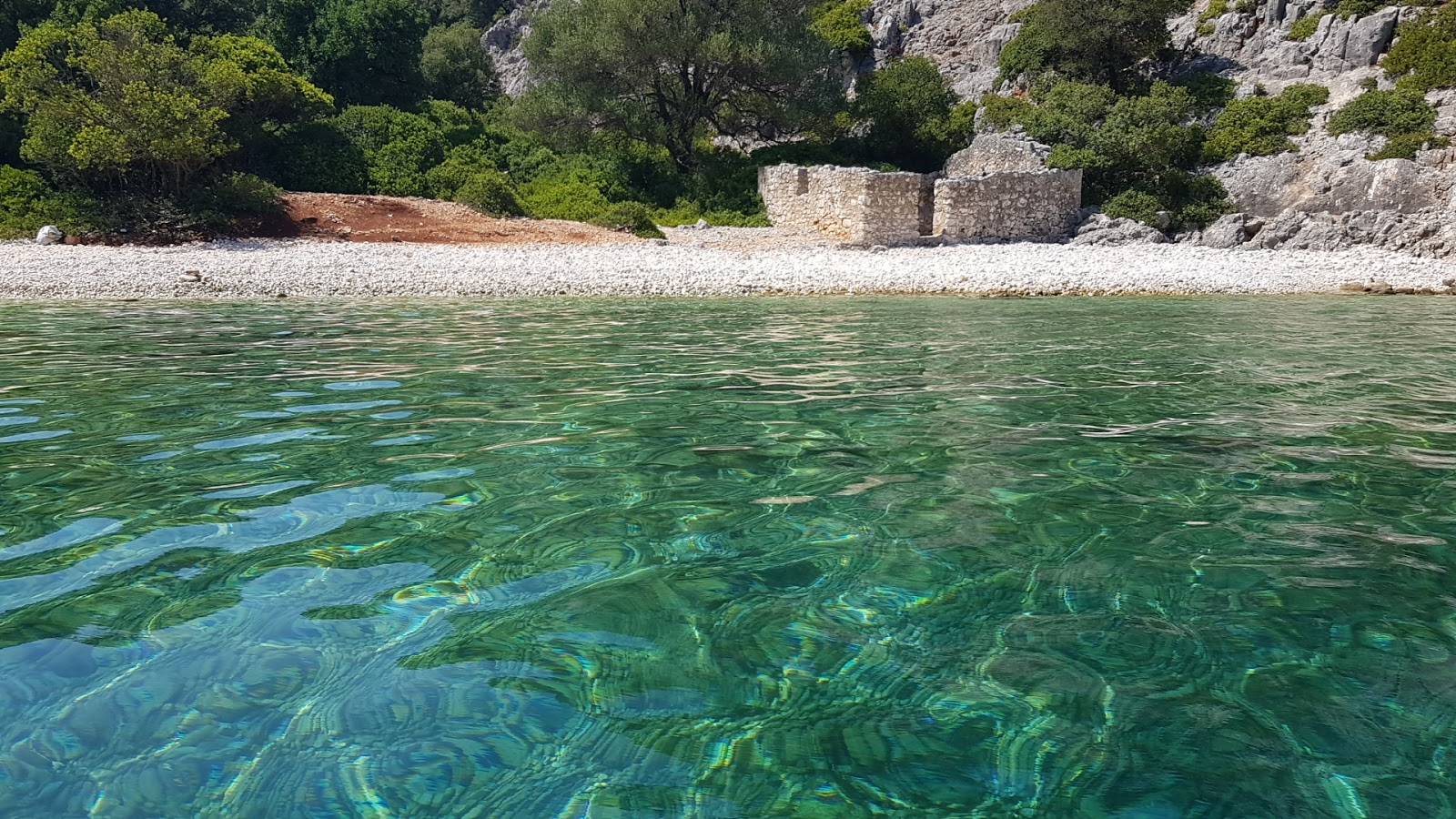 Kakogilos beach II的照片 带有碧绿色纯水表面