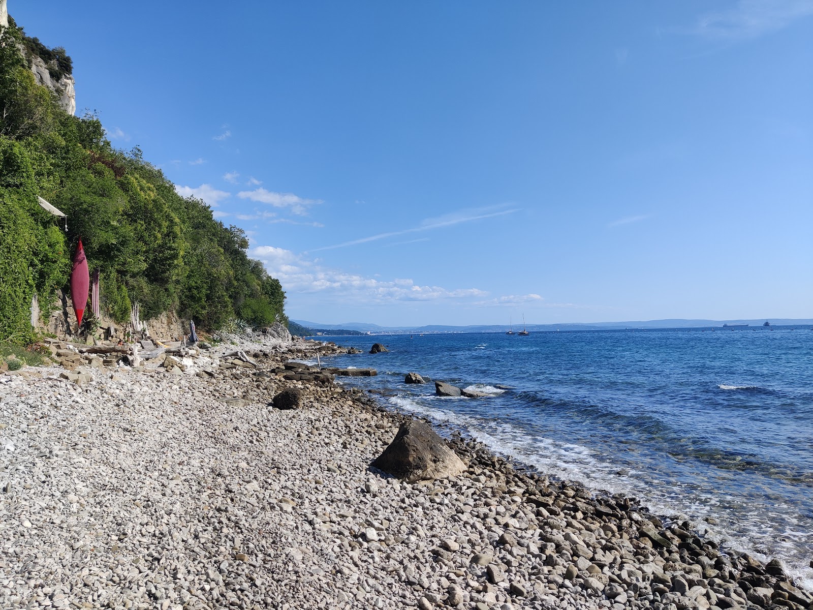 Valokuva Spiaggia dei Filtri FKKista. pinnalla harmaa kivi:n kanssa