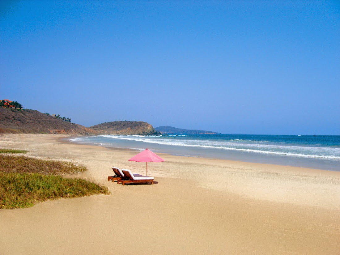 Zdjęcie Alamandas beach z powierzchnią beżowy piasek
