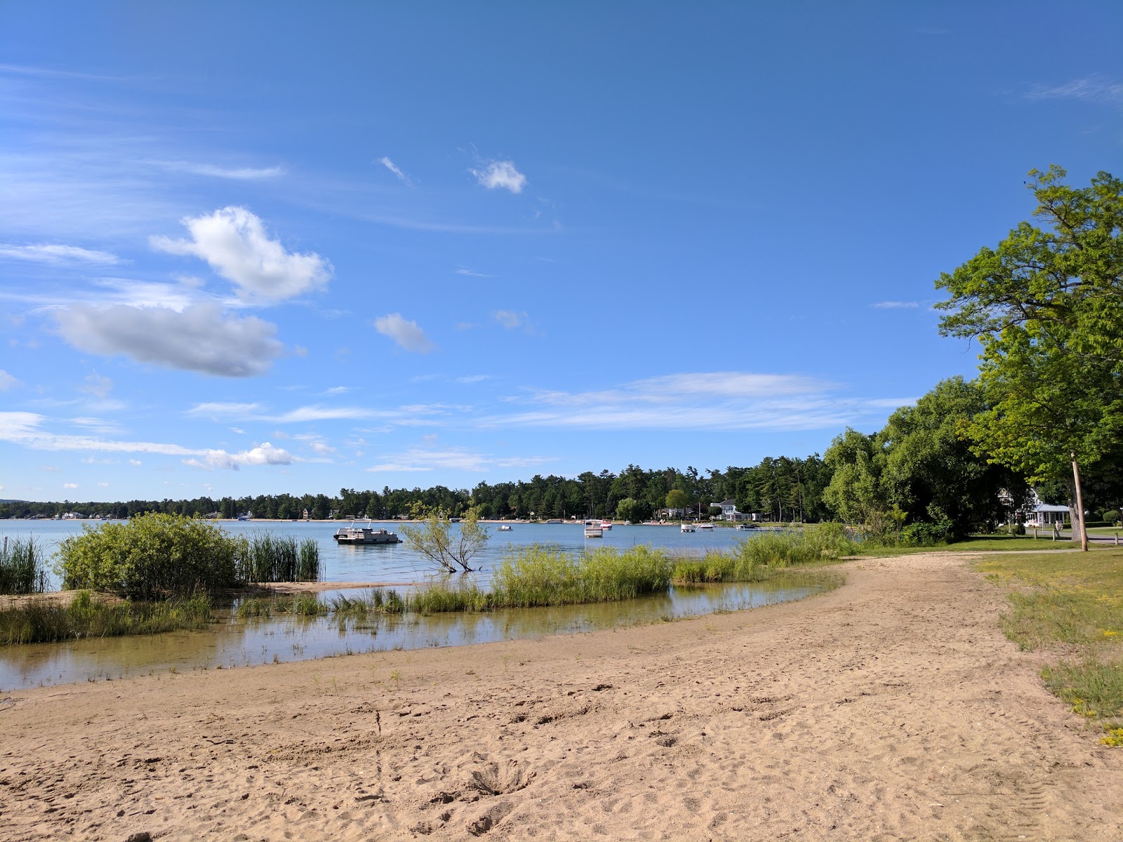 Traverse City Public Beach'in fotoğrafı geniş bir kıyı şeridi ile birlikte