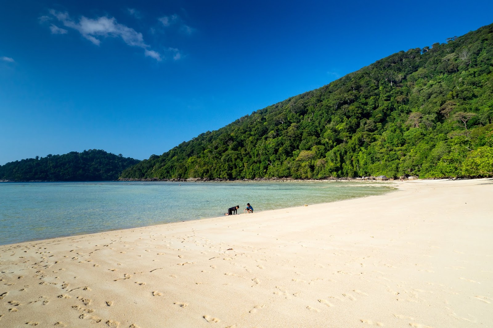 Photo de Mai Ngam Beach avec sable lumineux de surface