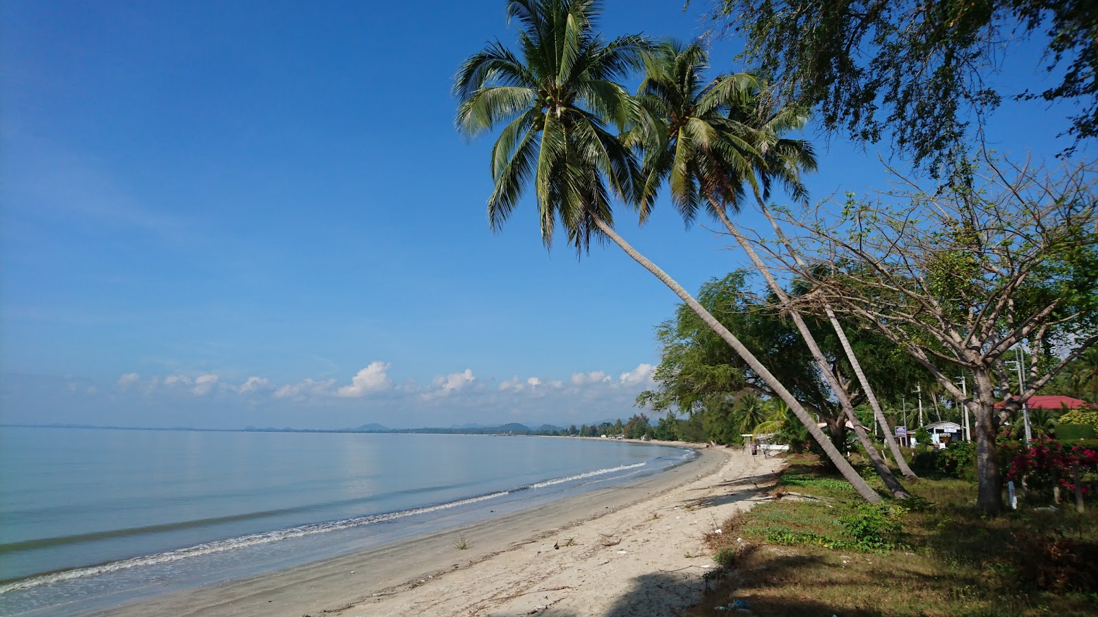 Foto av Mae Ramphueng Beach med lång rak strand
