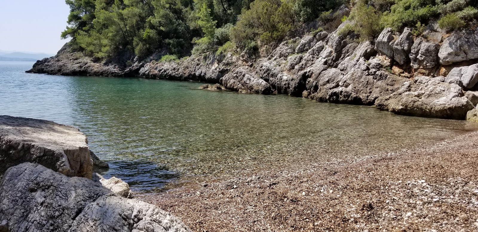 Foto von Agkali secret beach mit etwas sauber Sauberkeitsgrad