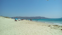 Foto de Plaka Beach e o assentamento
