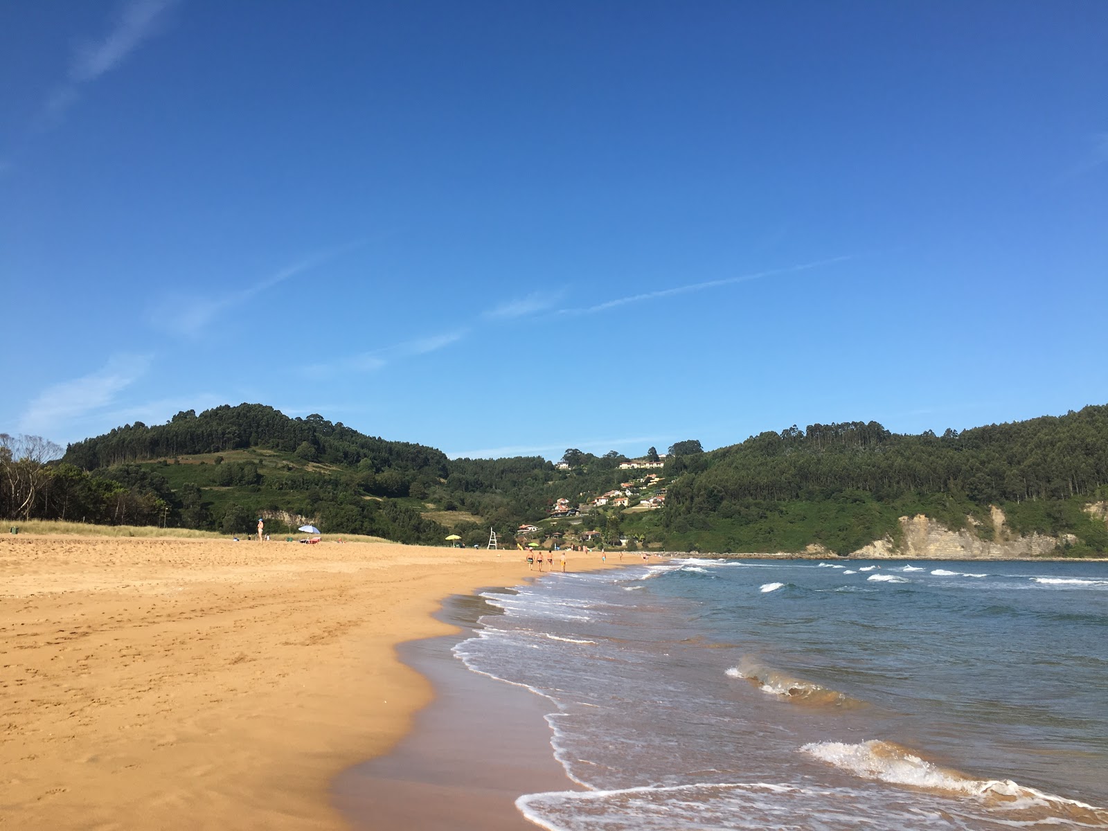 Foto de Praia de Rodiles com areia fina e brilhante superfície