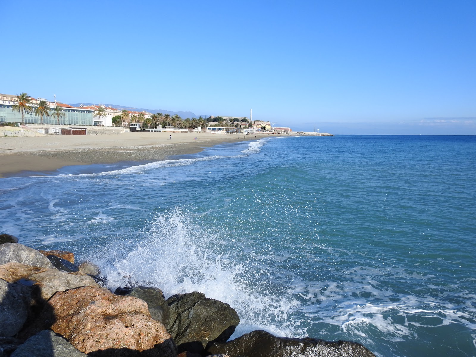Foto von Fornaci Beach mit beiger sand Oberfläche