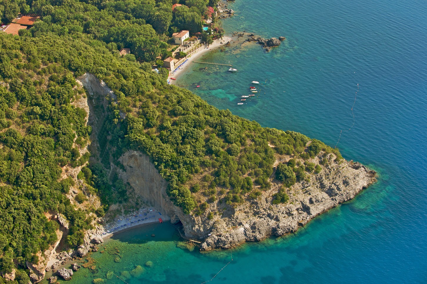 La Francesca resort beach'in fotoğrafı dağlarla çevrili