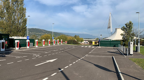 Borne de recharge de véhicules électriques Tesla Supercharger Saint-Jeoire-Prieuré
