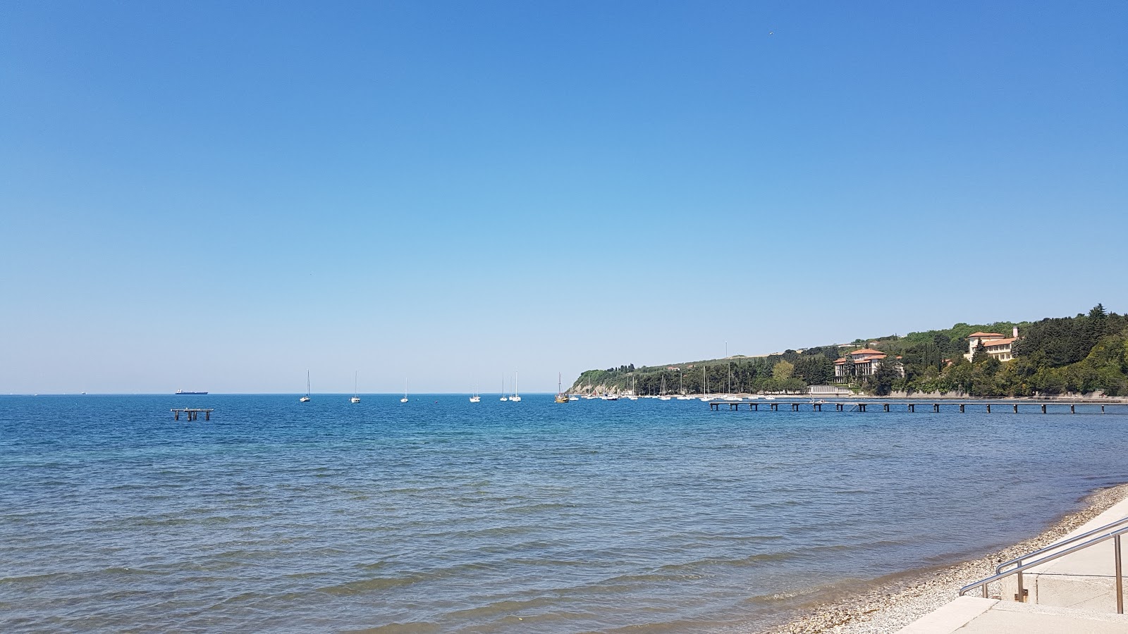 Ankaran Beach'in fotoğrafı - rahatlamayı sevenler arasında popüler bir yer