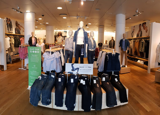 Clothing Store «Gap», reviews and photos, 277 W 23rd St, New York, NY 10011, USA