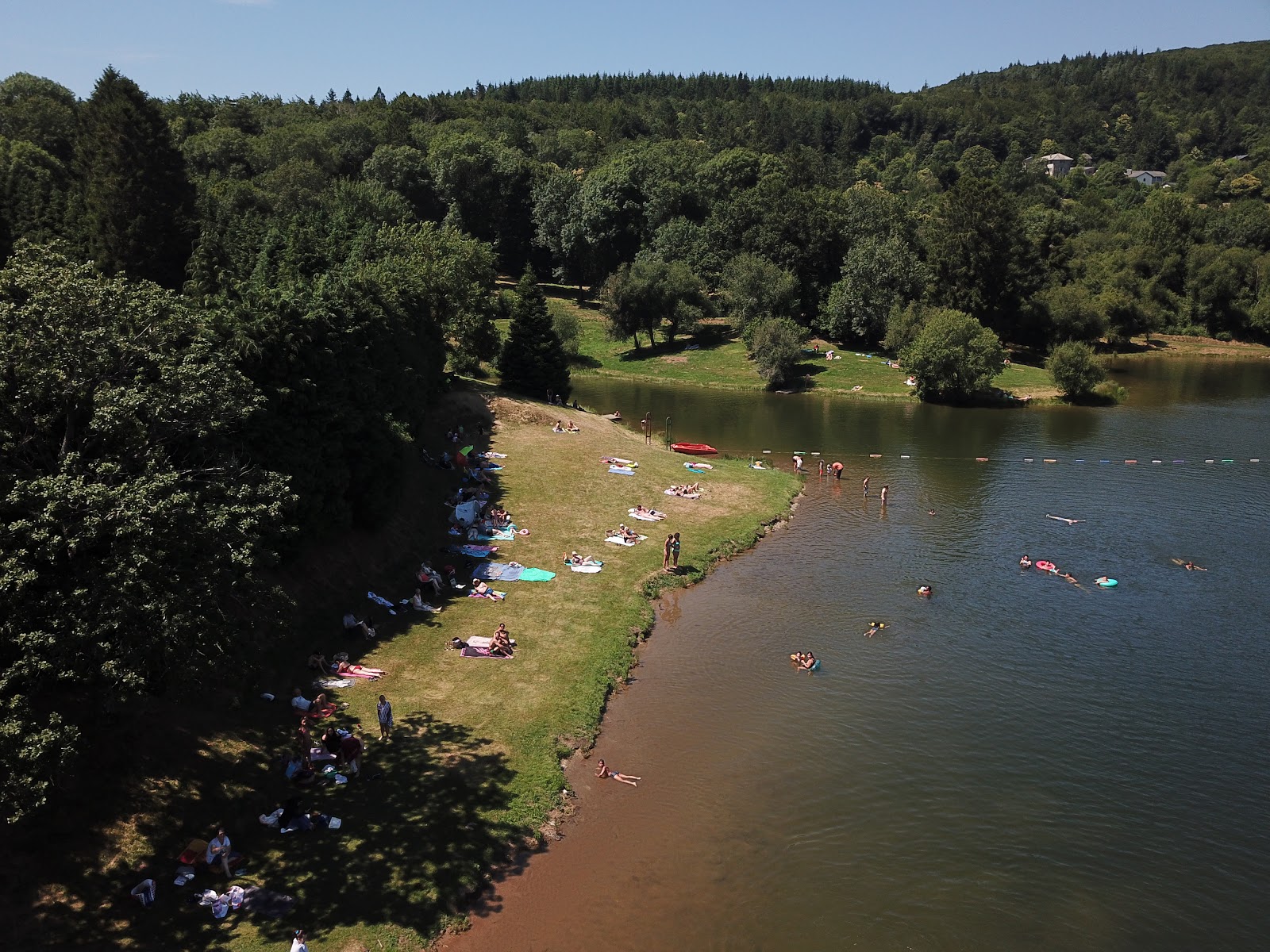 Photo de Pradelles-Cabardes Lake Beach avec un rivage droit