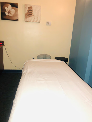 Massage Therapist «Hand & Stone Massage and Facial Spa», reviews and photos, 1829 S University Dr, Davie, FL 33324, USA