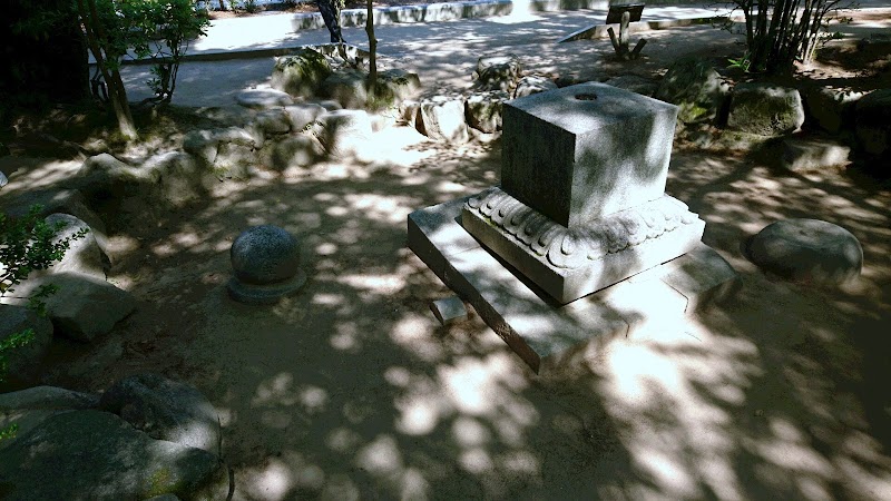 被爆した墓石(慈仙寺跡の墓石）