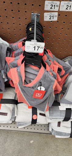 Pet Supply Store «Unleashed by Petco», reviews and photos, 905 W Foothill Blvd, Claremont, CA 91711, USA