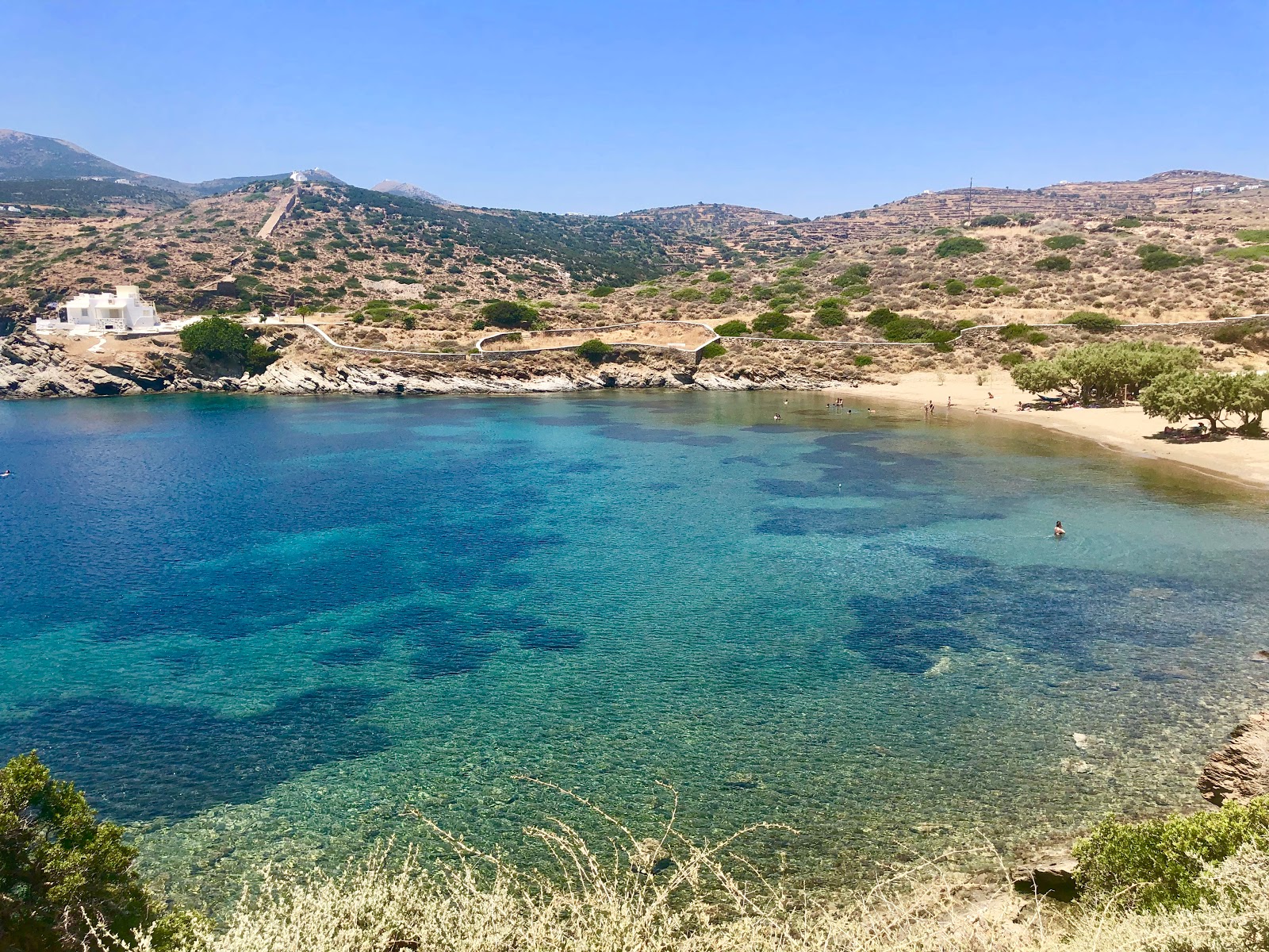 Foto di Fassolou beach con una superficie del sabbia marrone