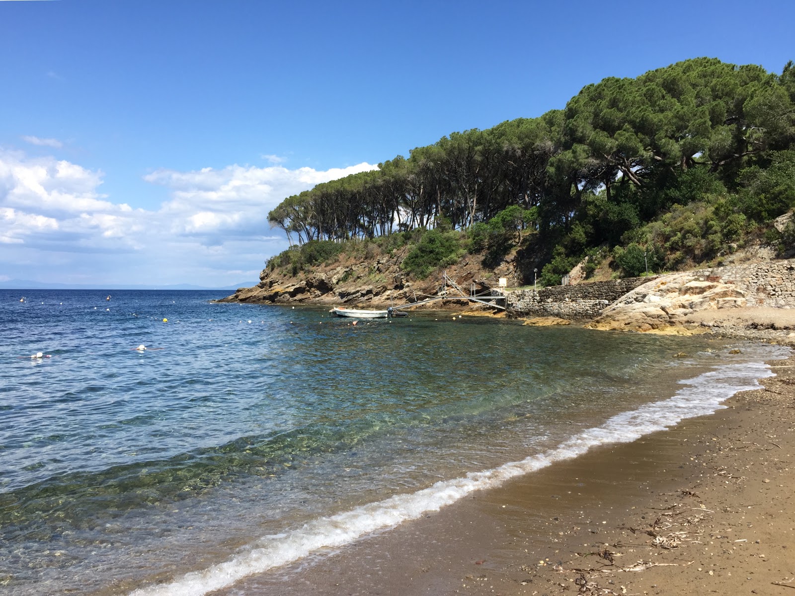 Fotografie cu Istia beach amplasat într-o zonă naturală