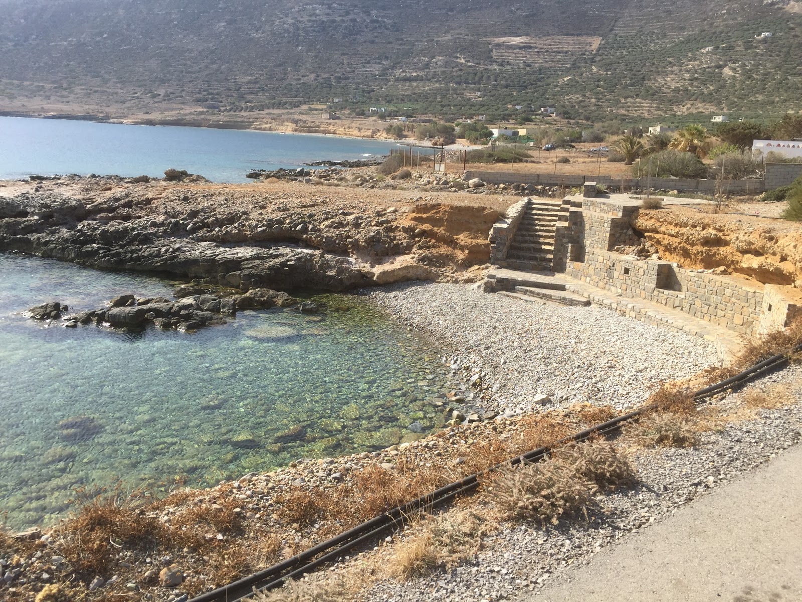 Foto av Varkotopos beach med turkos rent vatten yta