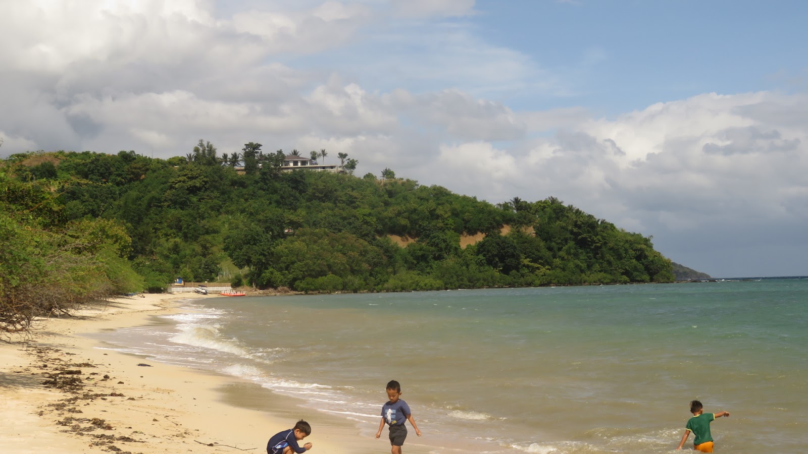 Foto von Buktot Beach von Klippen umgeben