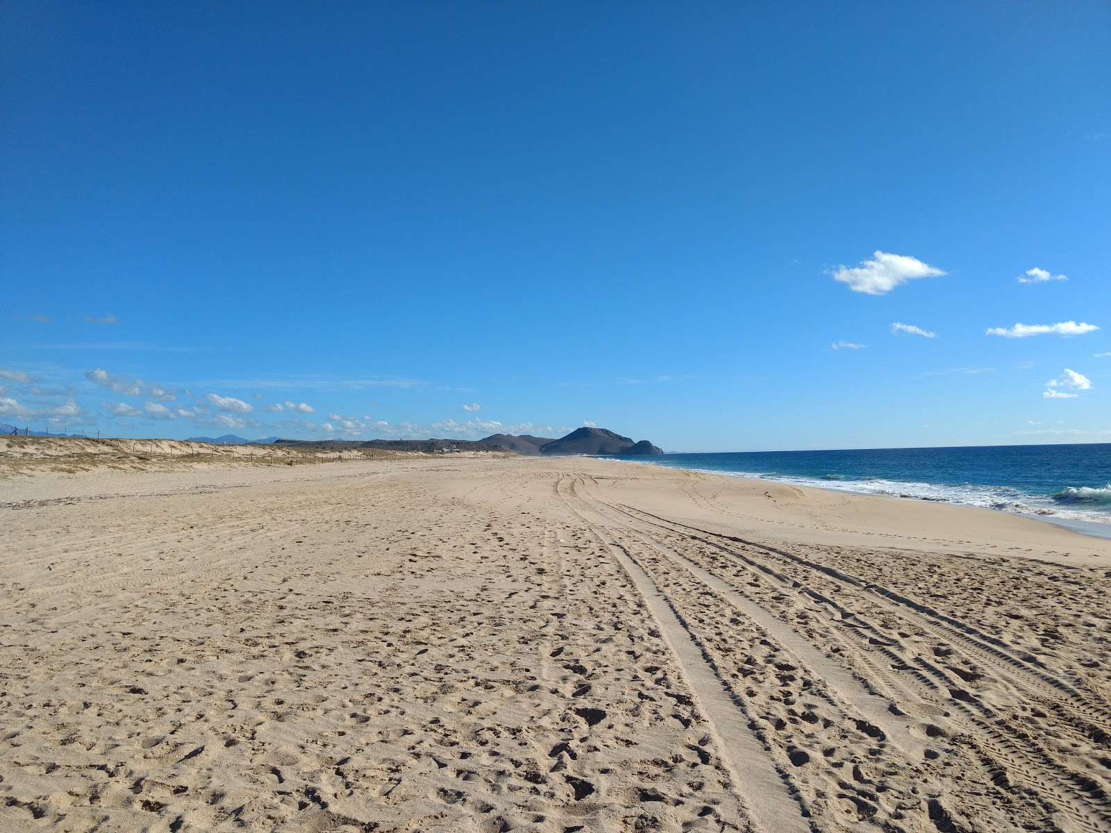 Foto von Playa Los Mangos mit feiner beiger sand Oberfläche