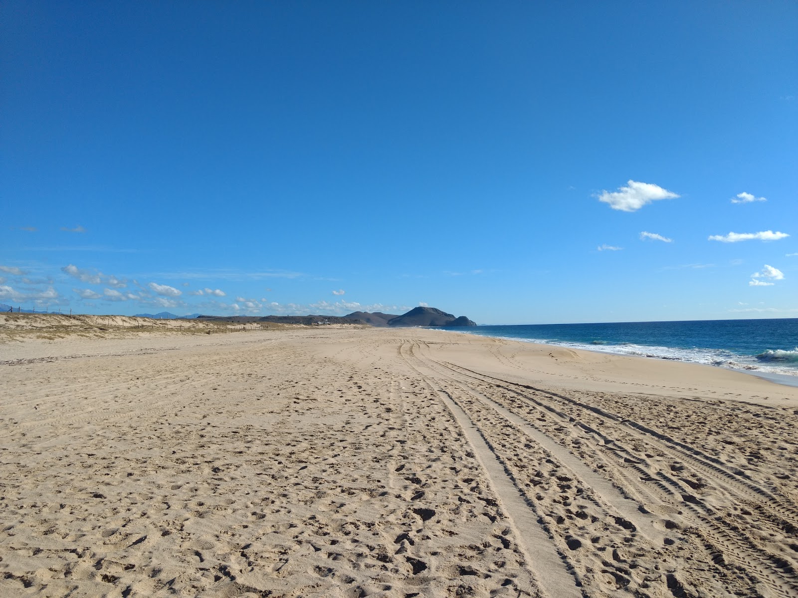 Photo de Playa Los Mangos avec sable fin et lumineux de surface