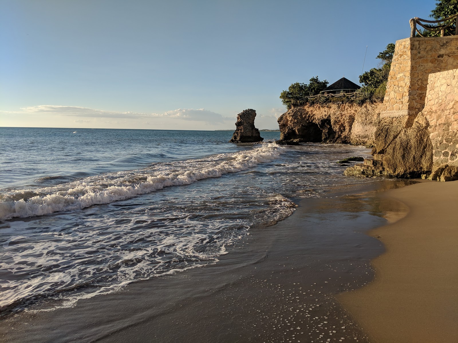 Foto av Fort Charles Beach med turkos rent vatten yta