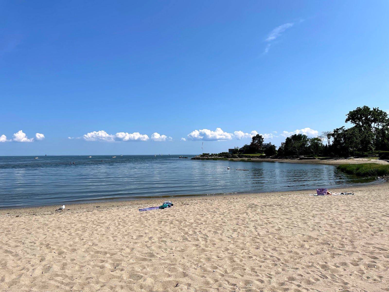 Foto de Old Mill Beach com água azul superfície