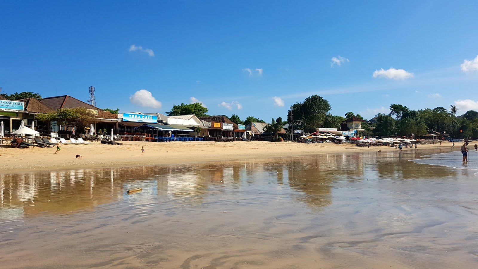 Foto von Muaya Beach und die siedlung