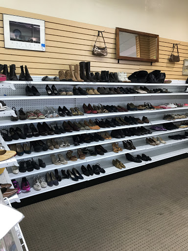 Thrift Store «Society of St. Vincent de Paul - Thunderbird Thrift Store», reviews and photos, 3547 W Thunderbird Rd, Phoenix, AZ 85053, USA