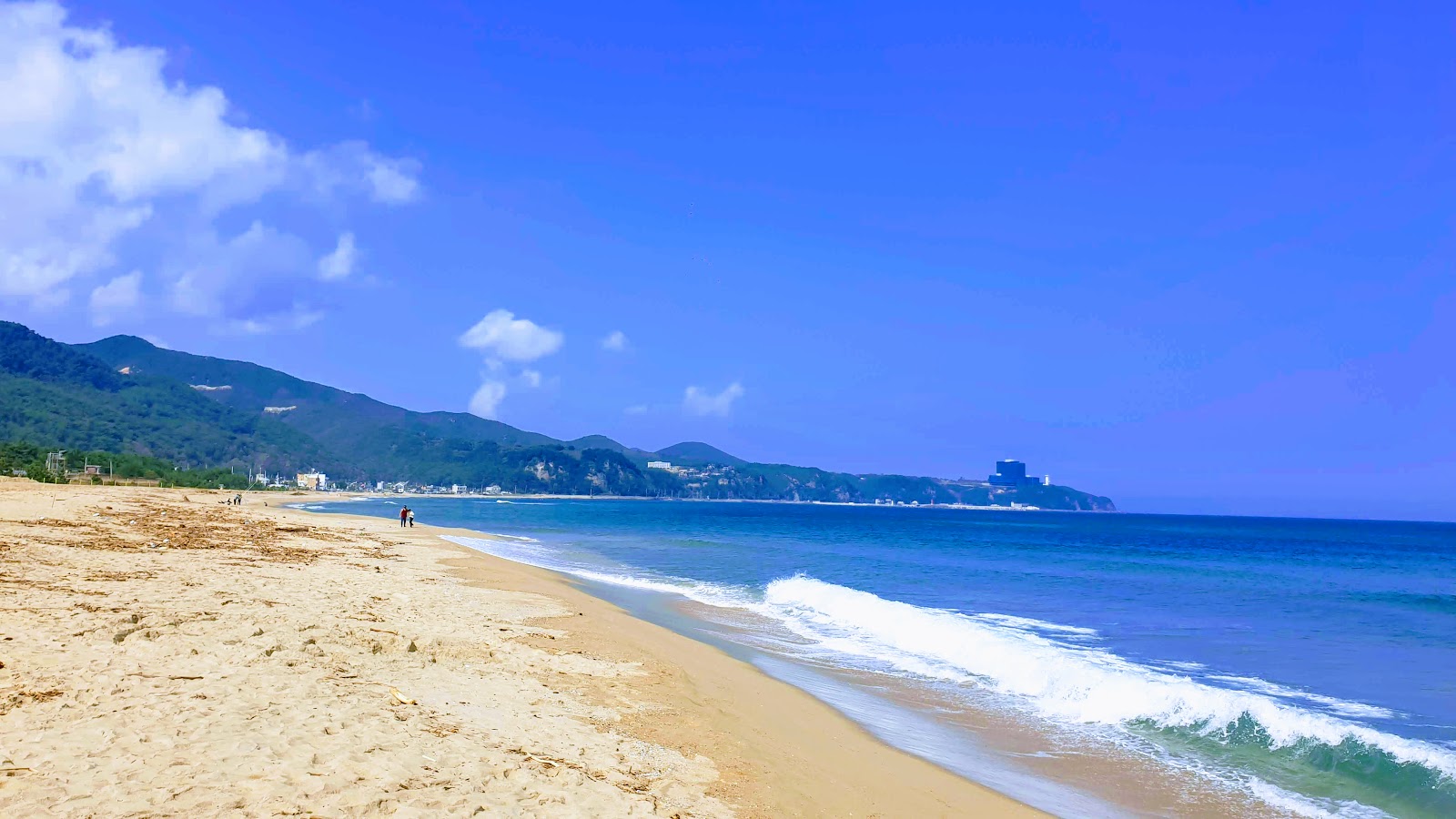 Banhun Beach'in fotoğrafı uçurumlarla desteklenmiş
