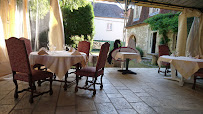 Atmosphère du Restaurant français La Grande Tour à Saint-Ay - n°5