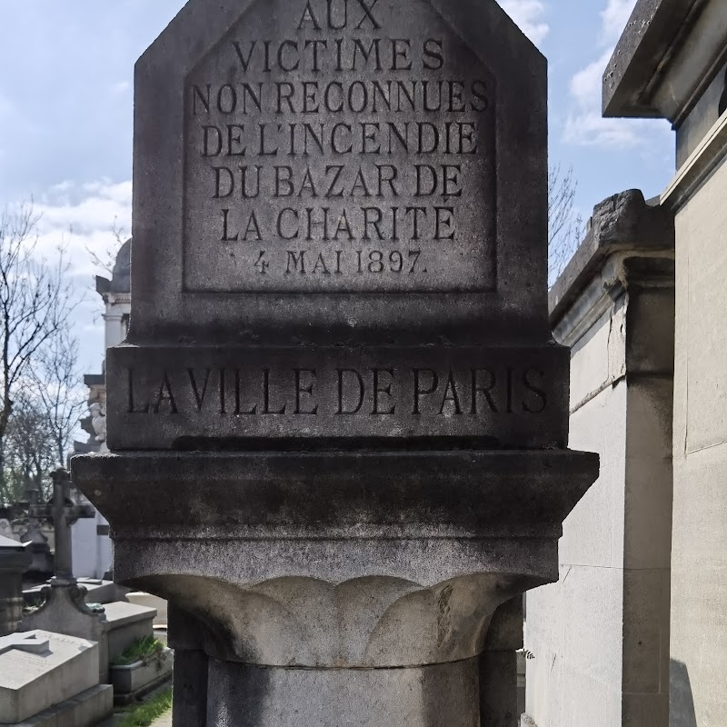 Monument aux victimes du Bazar de la Charité