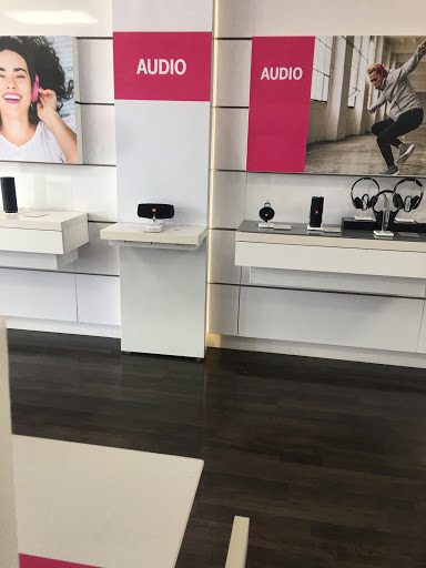 Cell Phone Store «T-Mobile», reviews and photos, 8265 W Sunrise Blvd, Plantation, FL 33322, USA