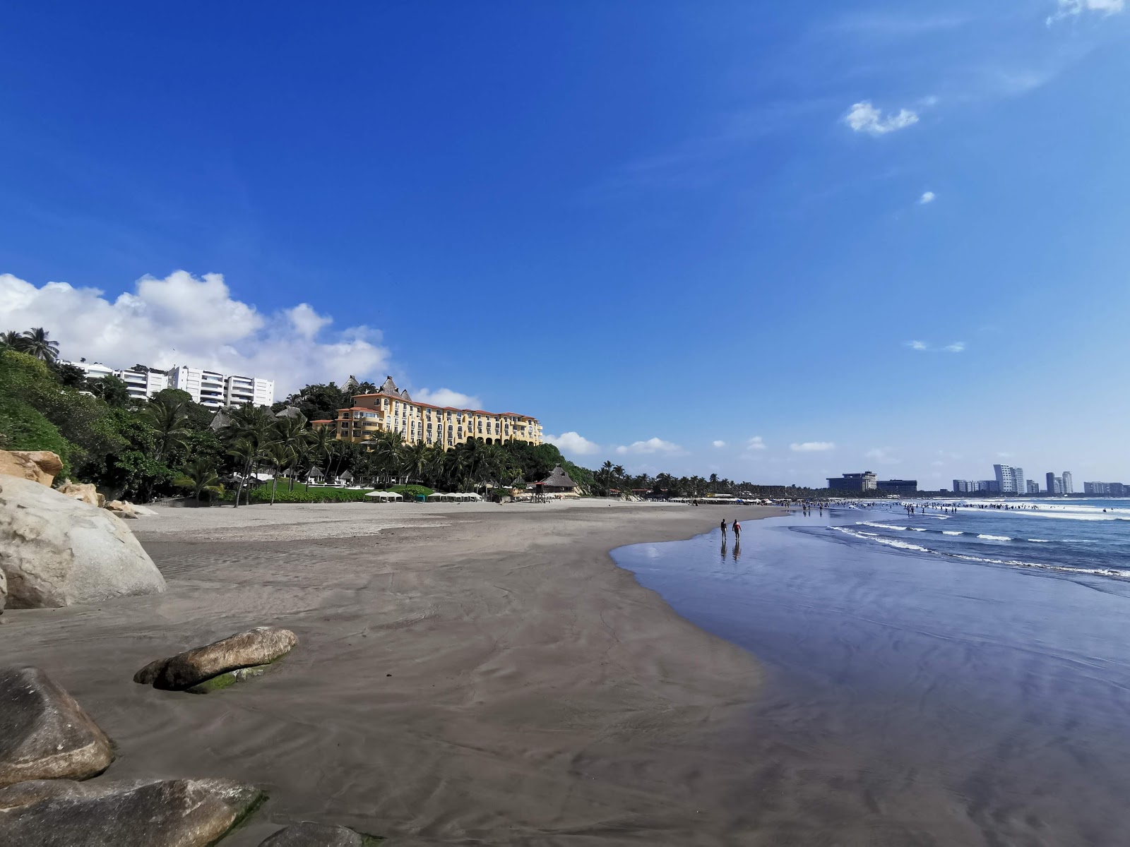 Playa Revolcadero的照片 带有碧绿色水表面