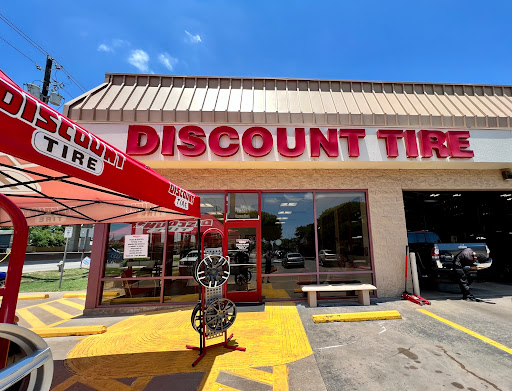 Tire Shop «Discount Tire Store», reviews and photos, 8219 Research Blvd, Austin, TX 78758, USA