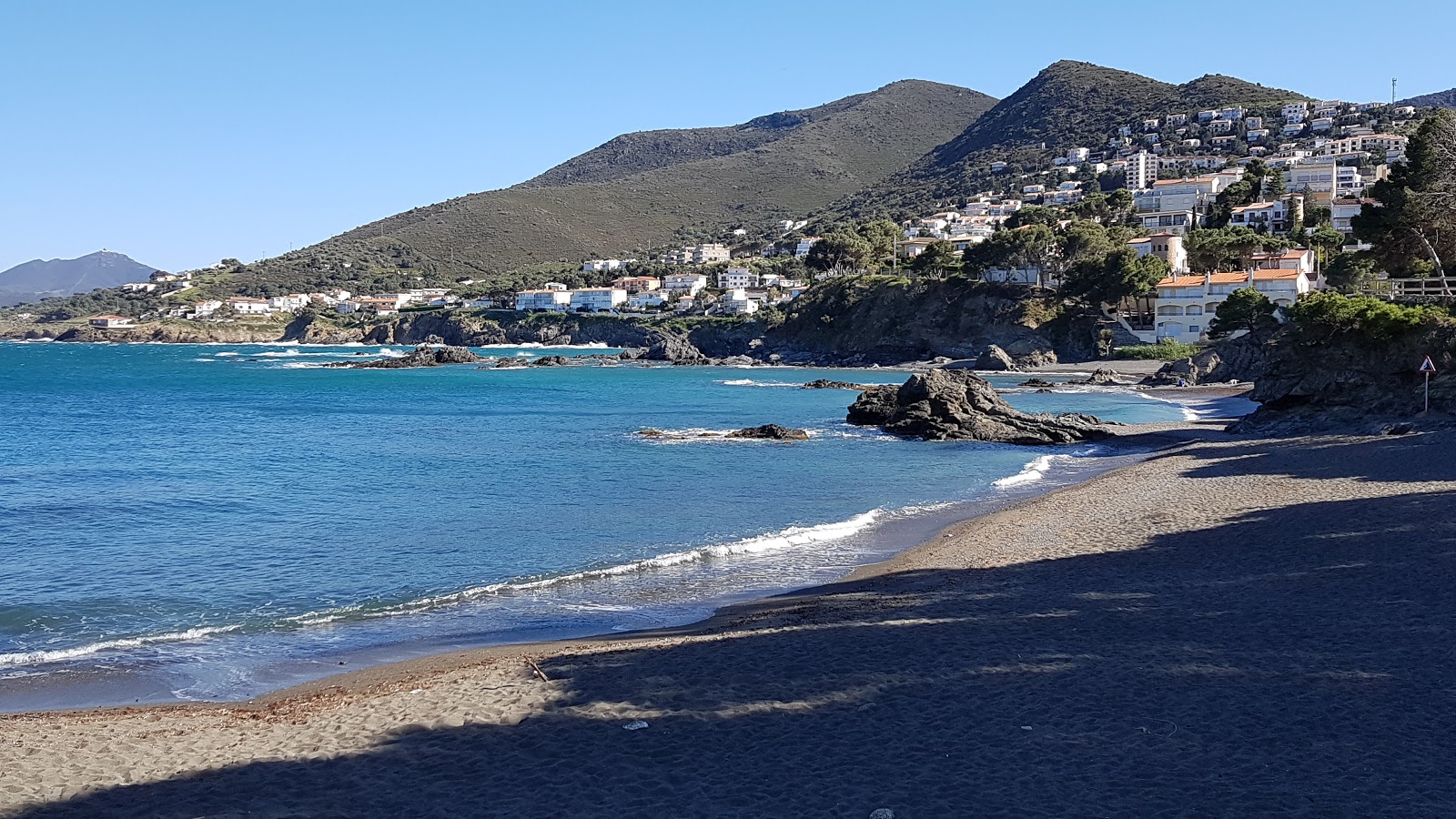 Foto di Platja de les Tonyines con una superficie del piccoli ciottoli grigi