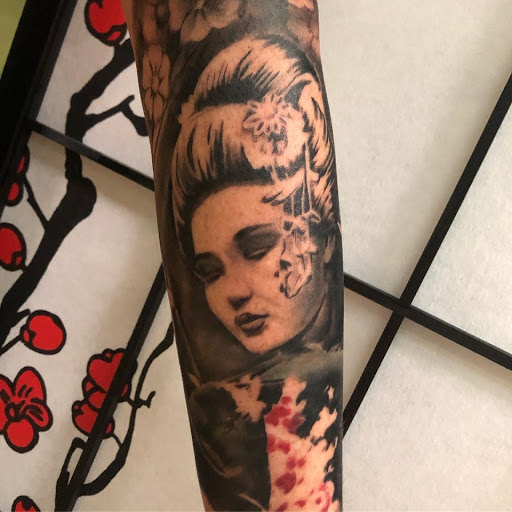 Explore hustle tattoo ideas, creative tattoo ideas in Saint Petersburg, available at Cthulhu Tattoo & Body Piercing