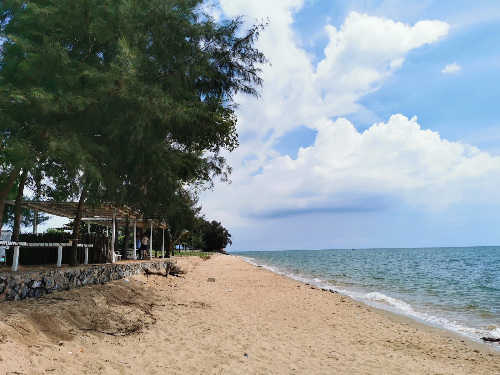 Fotografija Klaeng Beach z svetel pesek površino