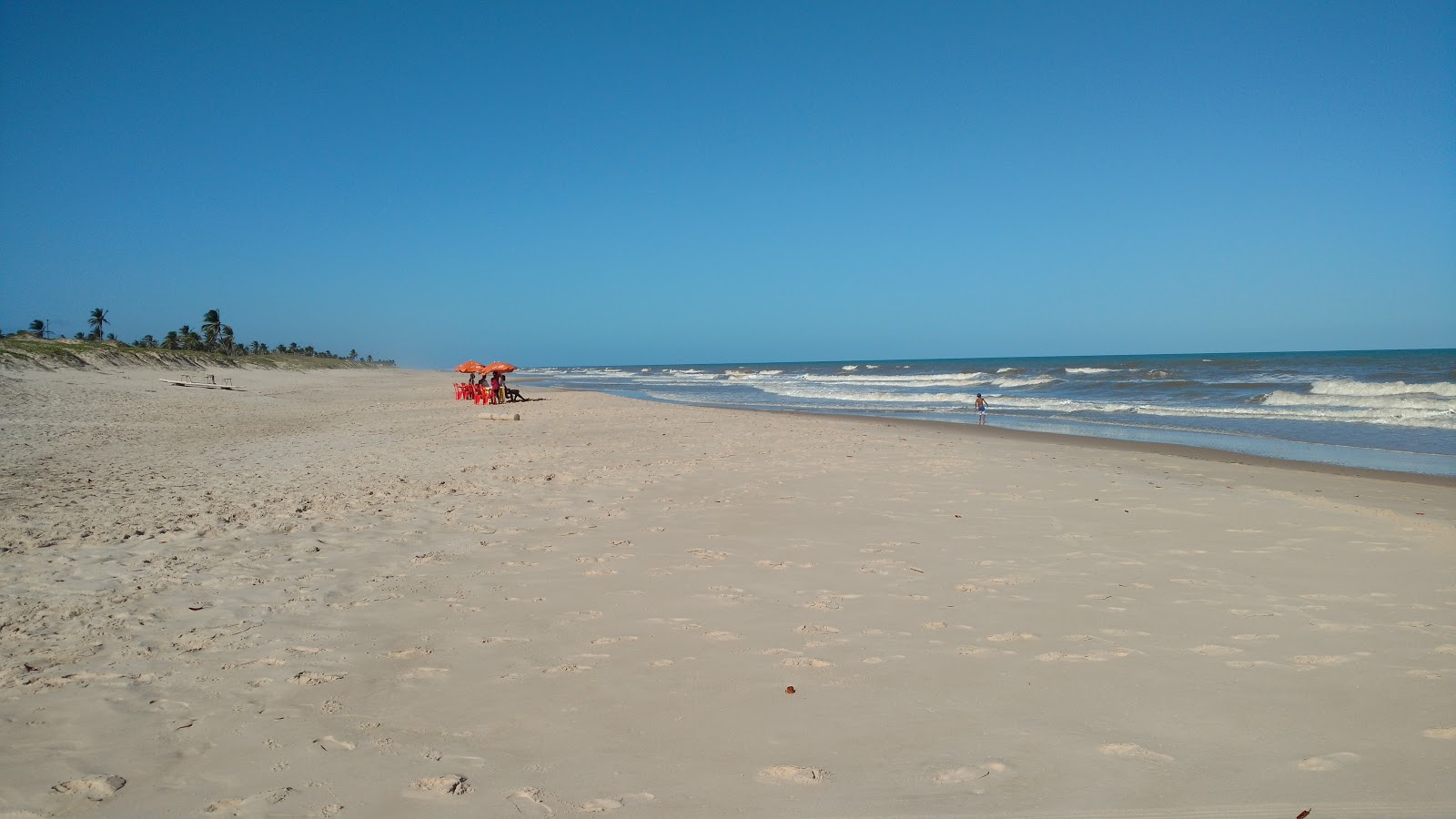 Foto de Playa Costa Azul con agua cristalina superficie
