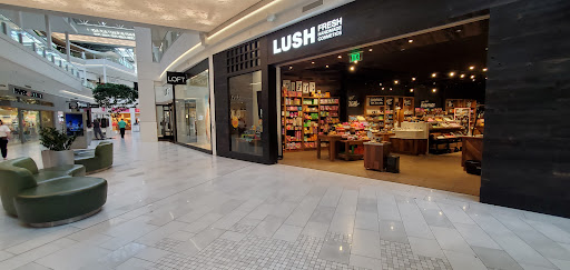 Lush, 112 E Broadway, Bloomington, MN 55425, USA, 