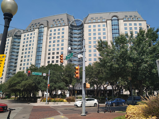 Shopping Mall «Uptown Plaza - Dallas», reviews and photos, 2222 McKinney Ave, Dallas, TX 75201, USA