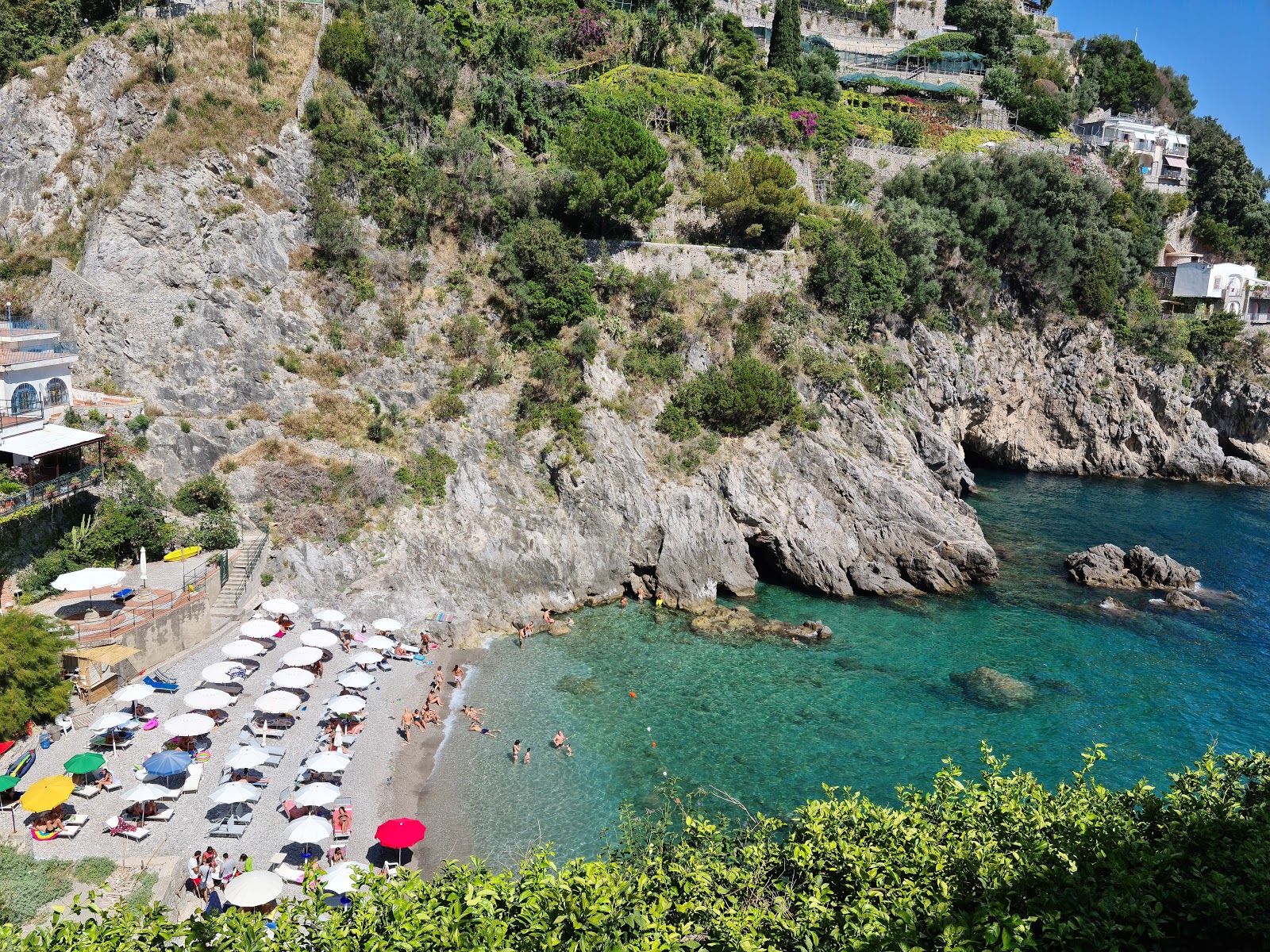Foto di Clear Water beach con una superficie del piccoli ciottoli grigi