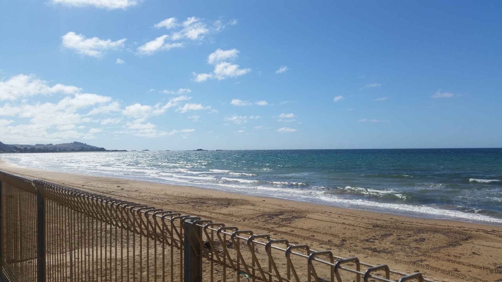 Foto de Buttons Beach - lugar popular entre os apreciadores de relaxamento