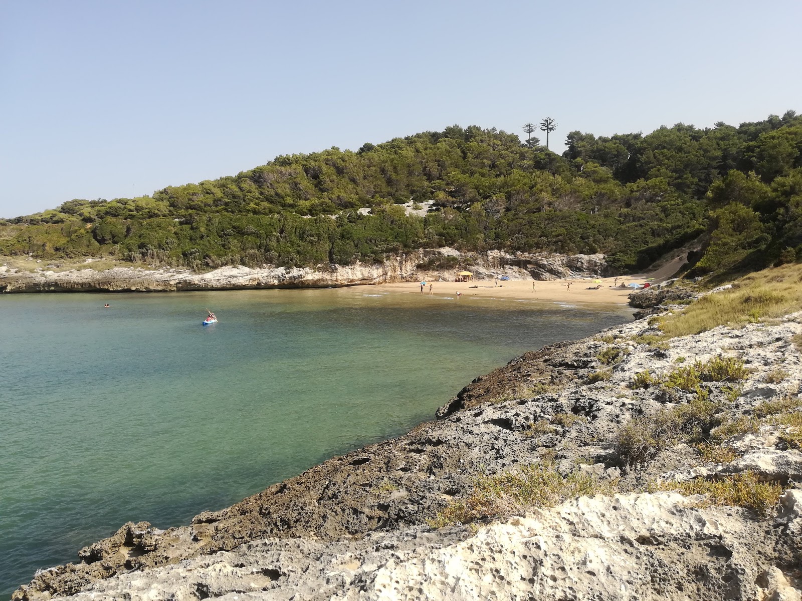 Spiaggia Stretta的照片 带有碧绿色纯水表面