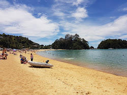 Photo de Kaiteriteri Beach protégé par des falaises