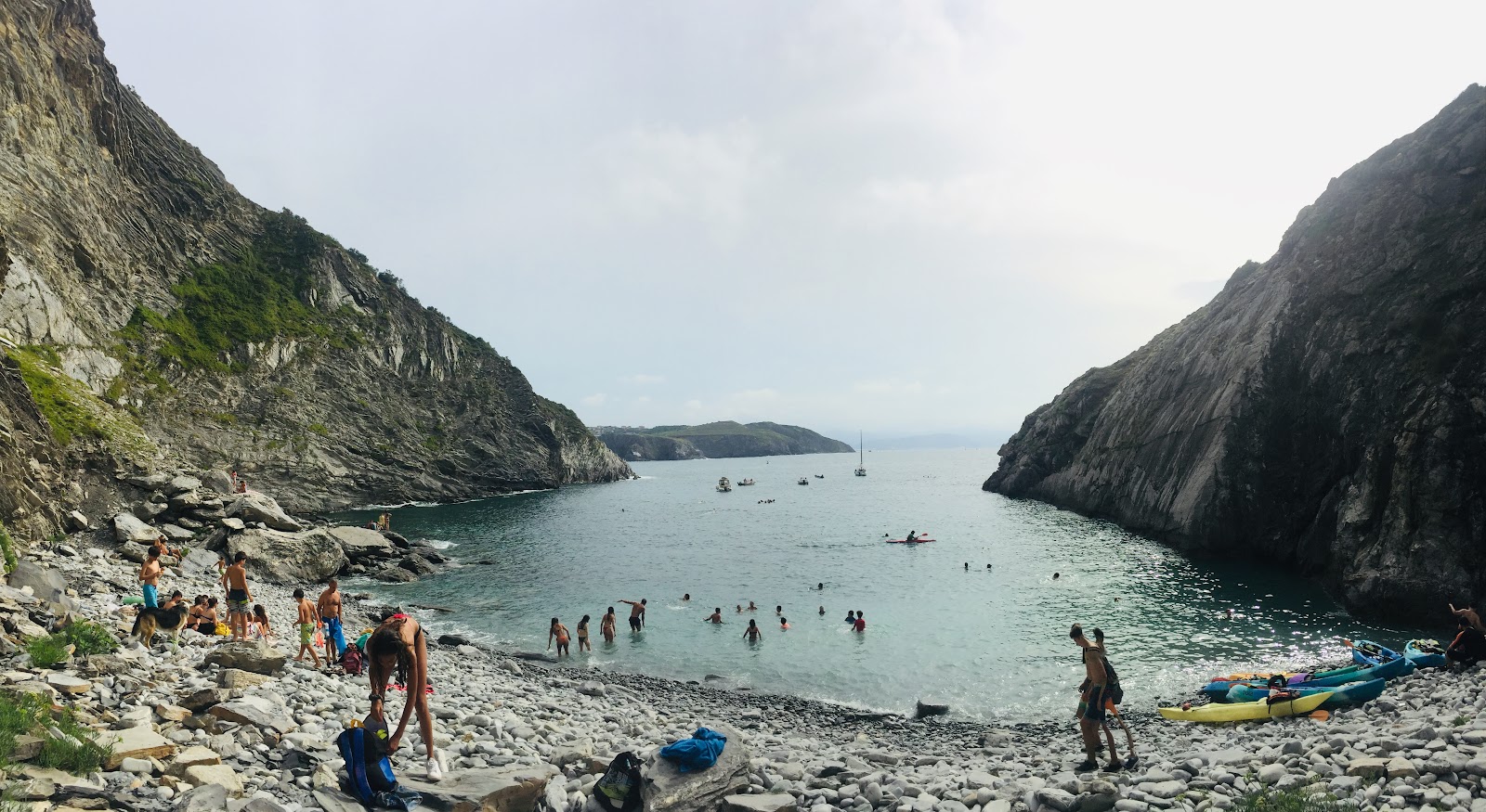 Foto di Cala El Castillito, Gorliz con una superficie del terreno roccioso