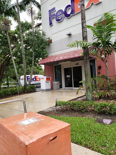 Shipping and Mailing Service «FedEx Ship Center», reviews and photos, 2600 NW 19th St, Pompano Beach, FL 33069, USA