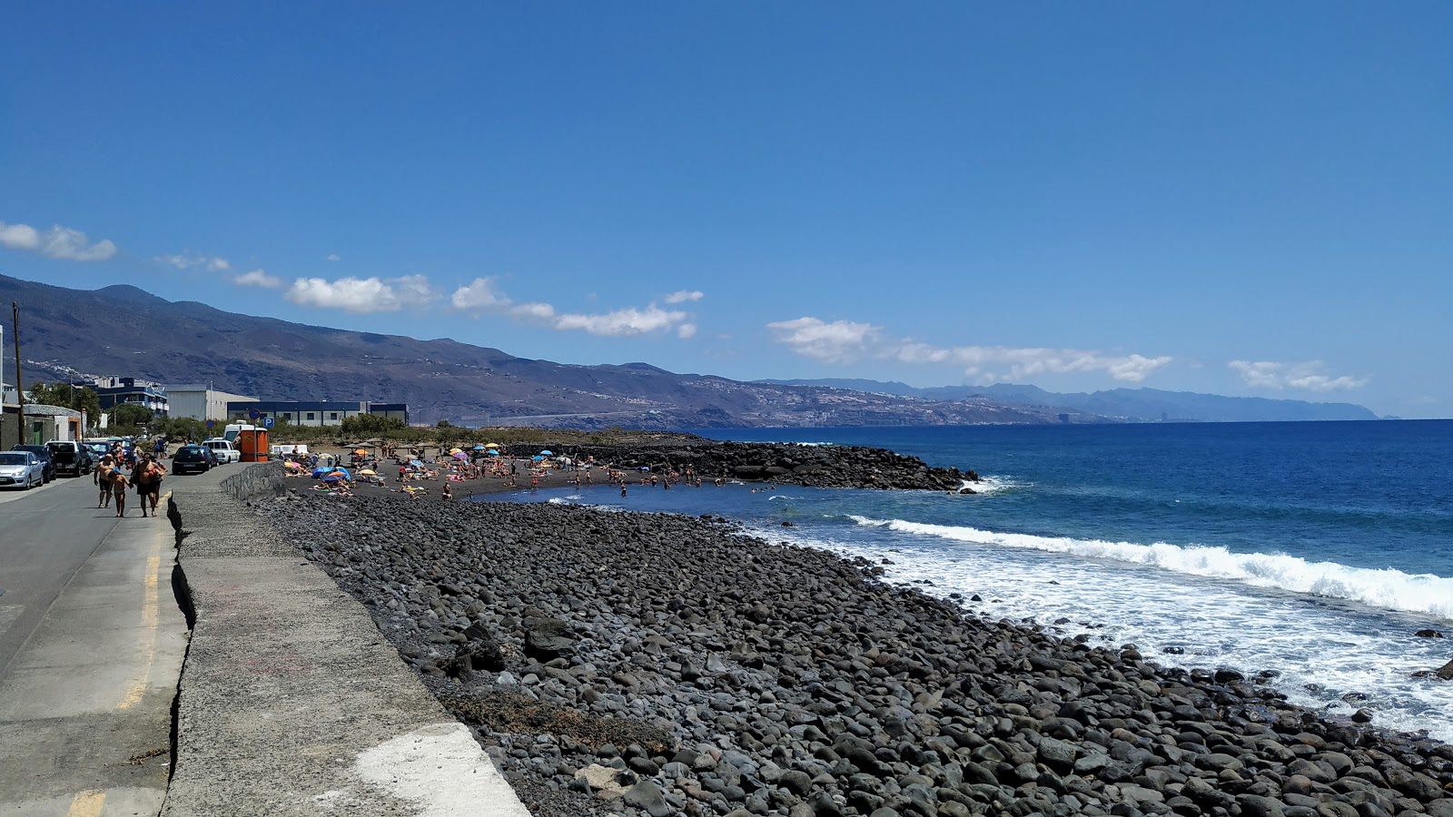 Valokuva Playa de Chimisayista. pinnalla harmaa hiekka:n kanssa