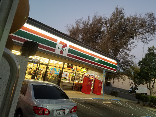 7-Eleven, 455 W Grant Line Rd, Tracy, CA 95376, USA, 